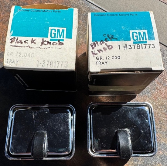 1953-60 NOS Ashtrays (2) #3781773 - Black Knobs