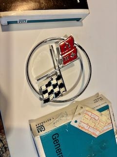 Corvette 1962 nos Front Nose Emblem GM3796355 ring